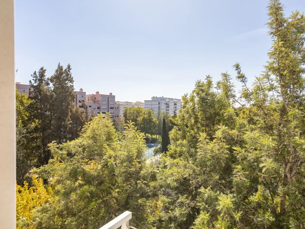 T4 com Vista sobre o Jardim de Vanicelos e Serra da Arrábida - Image 36