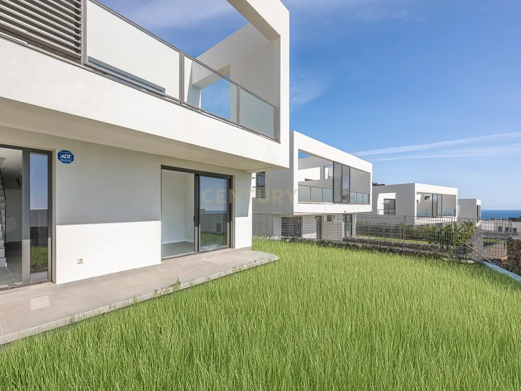 Moradia geminada nova para venda (2024) – Onde o mar, a luz e a tranquilidade se tornam o seu estilo de vida No coração da Costa del Sol, onde o azul do mar se funde com o céu e a brisa marítima o acaricia todas as manhãs, encontrará quatro espetaculares moradias geminadas novas, construídas em 2024, concebidas para aqueles que sonham em viver num ambiente privilegiado. Cada casa foi projetada para cativá-lo desde o primeiro momento. As suas vistas deslumbrantes para o mar acompanham cada momento do dia, enchendo os espaços de luz, serenidade e beleza natural. Aqui, cada nascer do sol torna-se um espetáculo e cada pôr do sol um momento para recordar. As casas têm três quartos espaçosos e três casas de banho, com espaços luminosos e cuidadosamente projetados para oferecer conforto, privacidade e bem-estar. Tudo é novo, com um estilo moderno que combina elegância, funcionalidade e harmonia com o ambiente mediterrâneo. Para aqueles que procuram algo ainda mais exclusivo, existe a opção de combinar duas propriedades, criando uma casa verdadeiramente única com até 6 quartos, ideal para famílias numerosas, receber convidados ou para aqueles que desejam espaço sem sacrificar o conforto. Venda de casa geminada nova construída em (2024) – Onde o mar, a luz e a tranquilidade se tornam o seu estilo de vida - Image 40