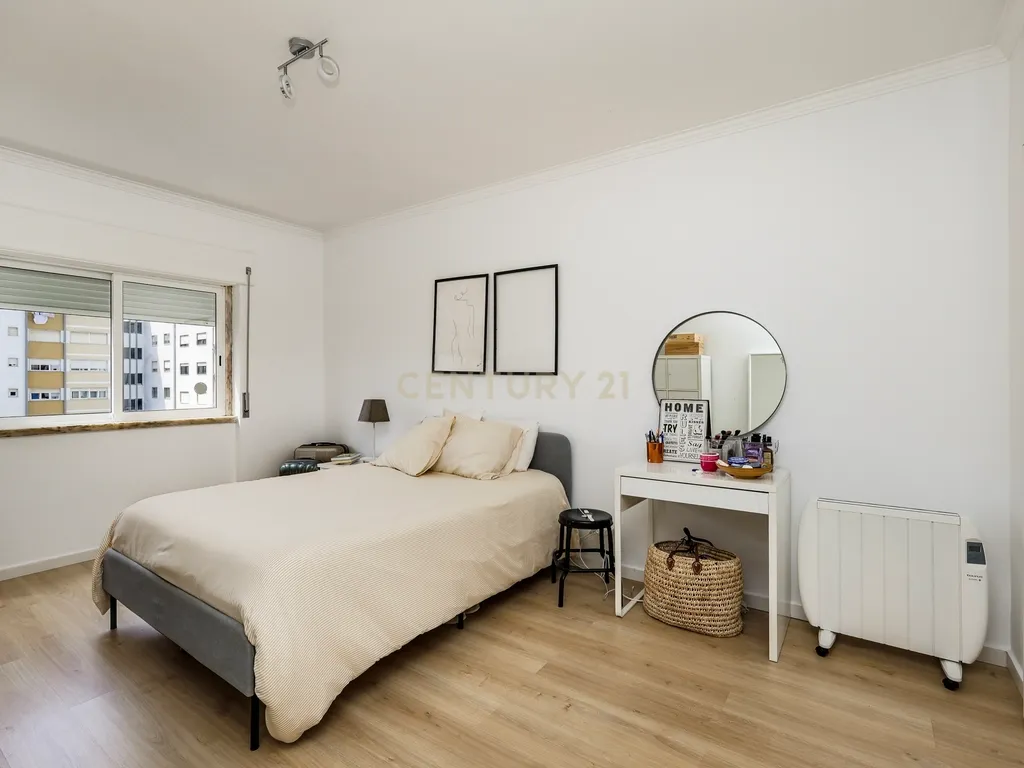 Apartamento T3 Remodelado em Massamá (Rua Miguel Torga) - Image 15