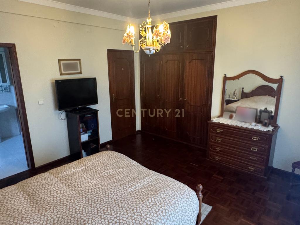 Espetacular Moradia T4 com Jardim e Vista Campestre em Alenquer - Image 19