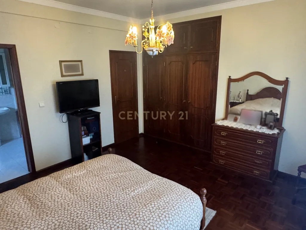 Espetacular Moradia T4 com Jardim e Vista Campestre em Alenquer - Image 19