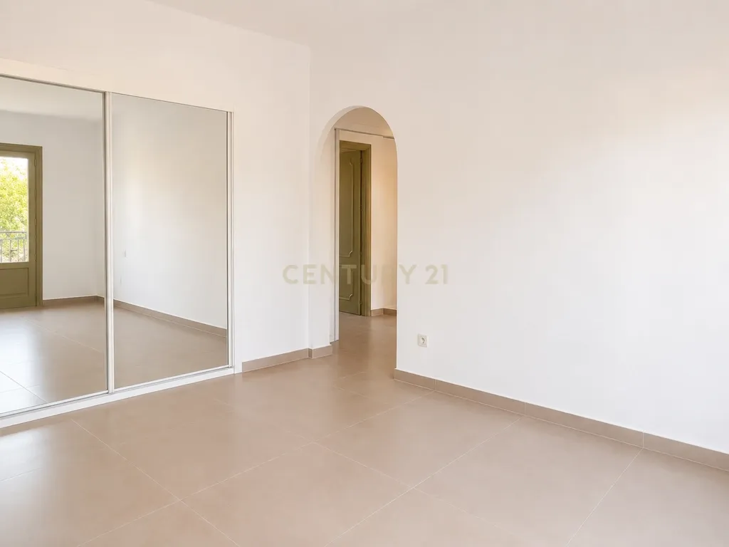 Grande moradia independente com vista para o mar, piscina privada e enorme potencial em Benalmádena - Image 19