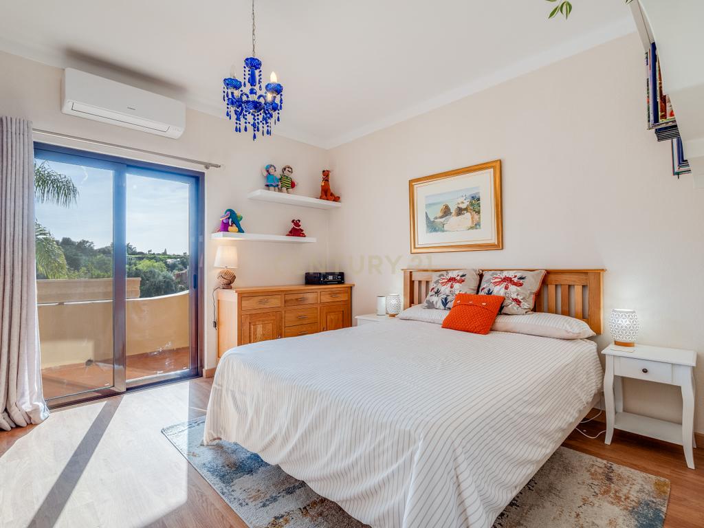ESPETACULAR MORADIA COM PISCINA, GARAGEM, JARDIM E TERRENO - Image 24