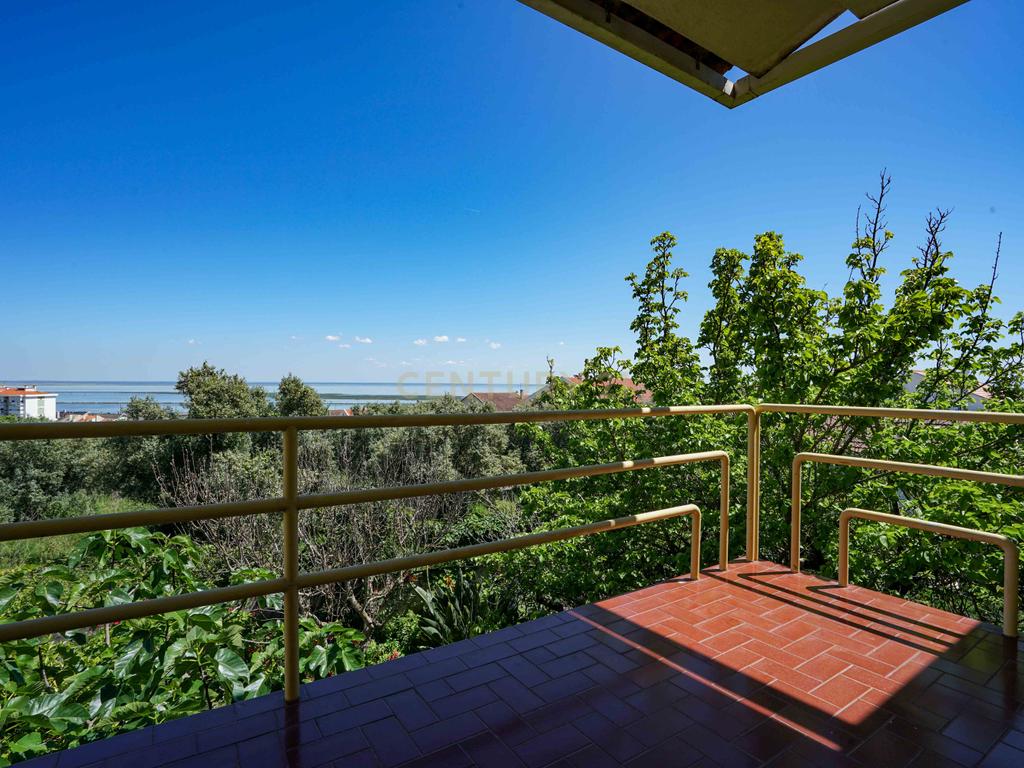  Moradia em Santa iria de Azoia com Vista Panorâmica e Jardim - Image 19