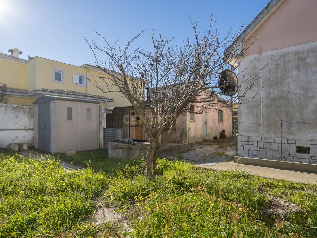 MORADIA TÉRREA T3 COM SÓTÃO E GARAGEM + MORADIA T5 (Benfeitoria) -  EM FERNÃO FERRO - Image 48