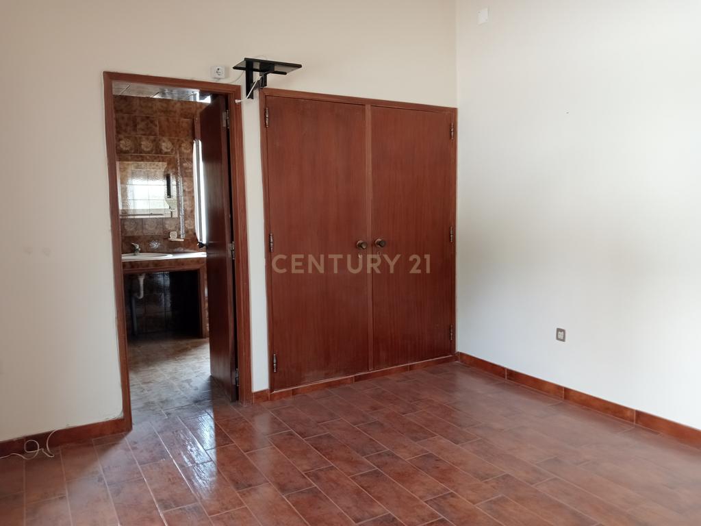 Edifício Versátil em Santarém com Vista e Acessibilidade - Image 27