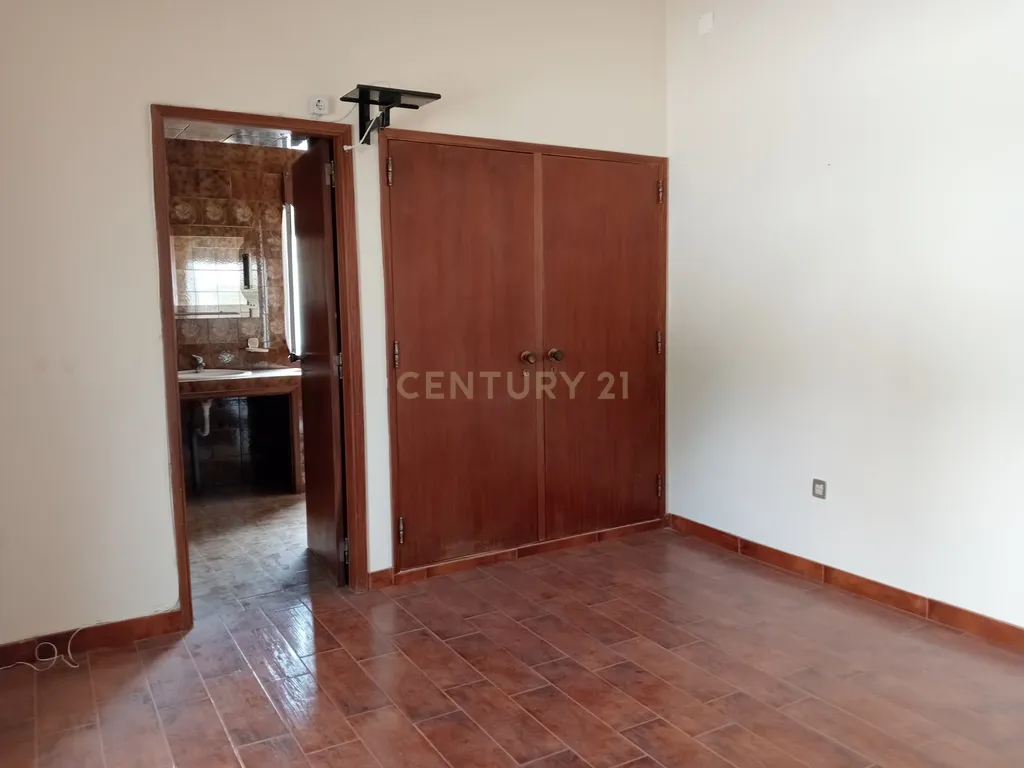 Edifício Versátil em Santarém com Vista e Acessibilidade - Image 27