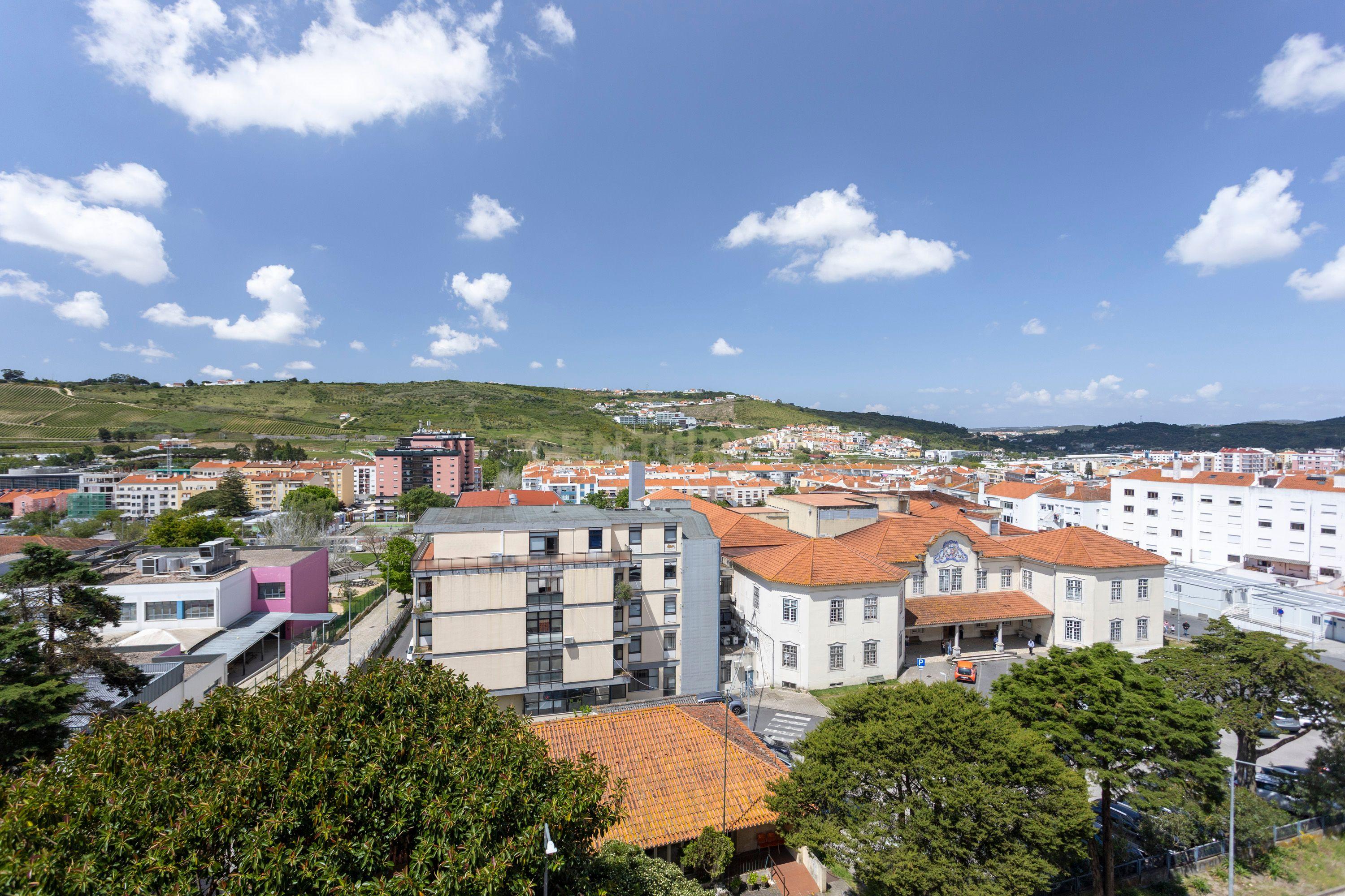 Apartamento T3 c/ Box - Centro de Torres Vedras - Image 1