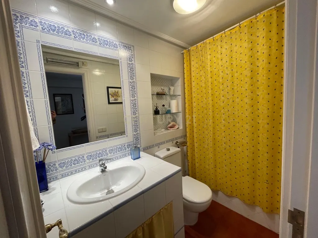 Luxuosa Moradia Renovada em Madrid com Vista para a Cidade - Image 9