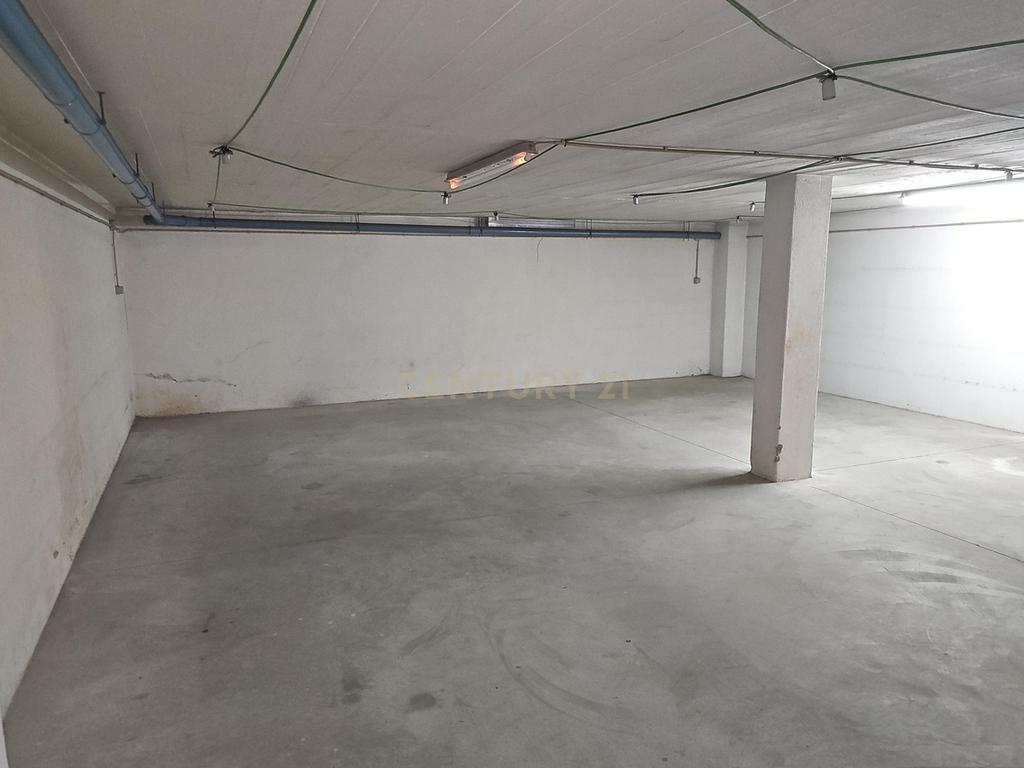 Oportunidade Única em Massamá – Garagem Ampla com Potencial de Oficina - Image 8