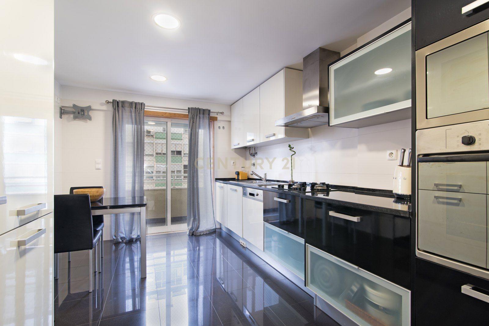 T2 com Garagem | 450 m do Metro - Image 7
