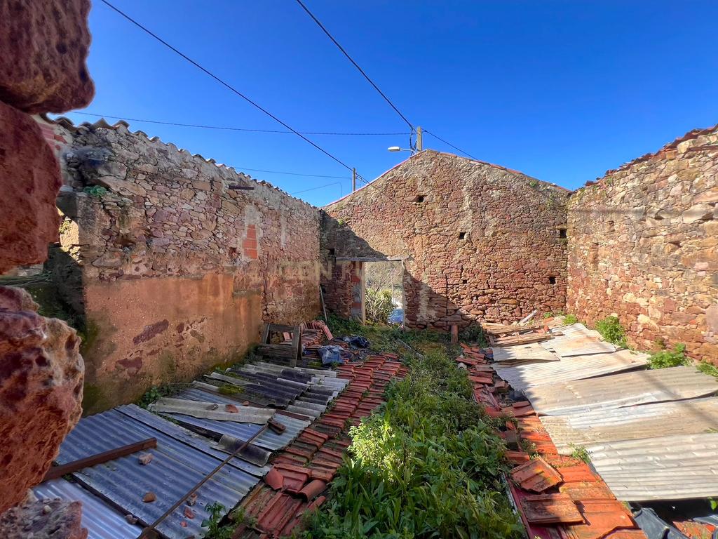 Casa com Adega para Reconstrução na Aldeia de Crastos - Image 6