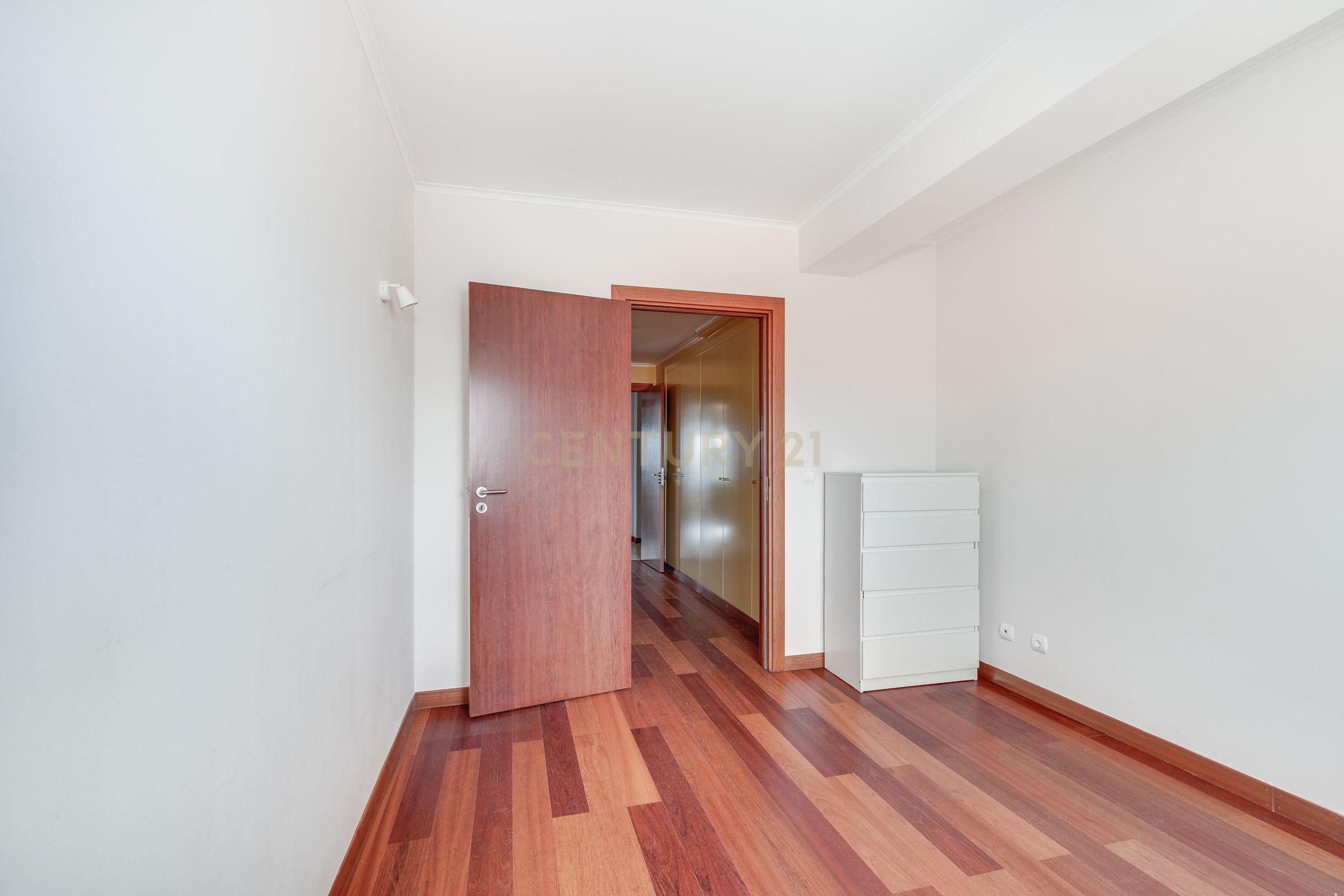 Apartamento T2 com Vista Panorâmica em Lisboa - Image 16