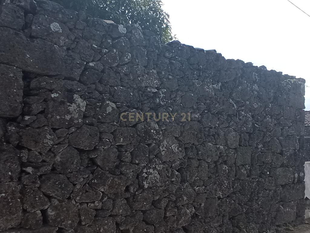 Ruína para reabilitação com quintal e 1 pasto na ilha Graciosa - Image 4