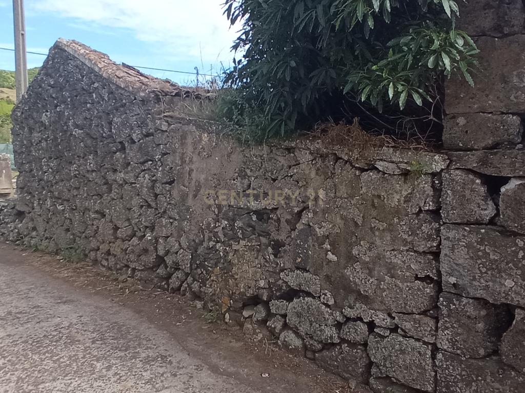 Ruína para reabilitação com quintal e 1 pasto na ilha Graciosa - Image 3
