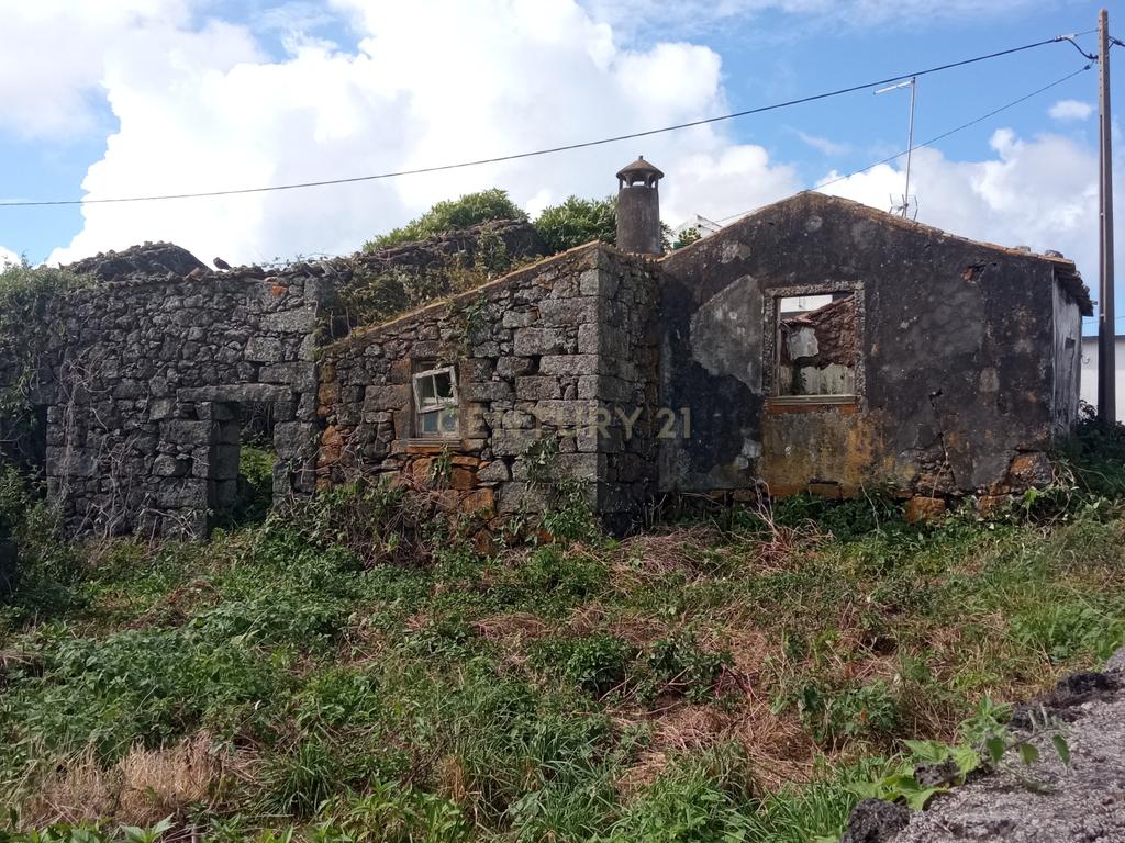 Ruína para reabilitação com quintal e 1 pasto na ilha Graciosa - Image 2