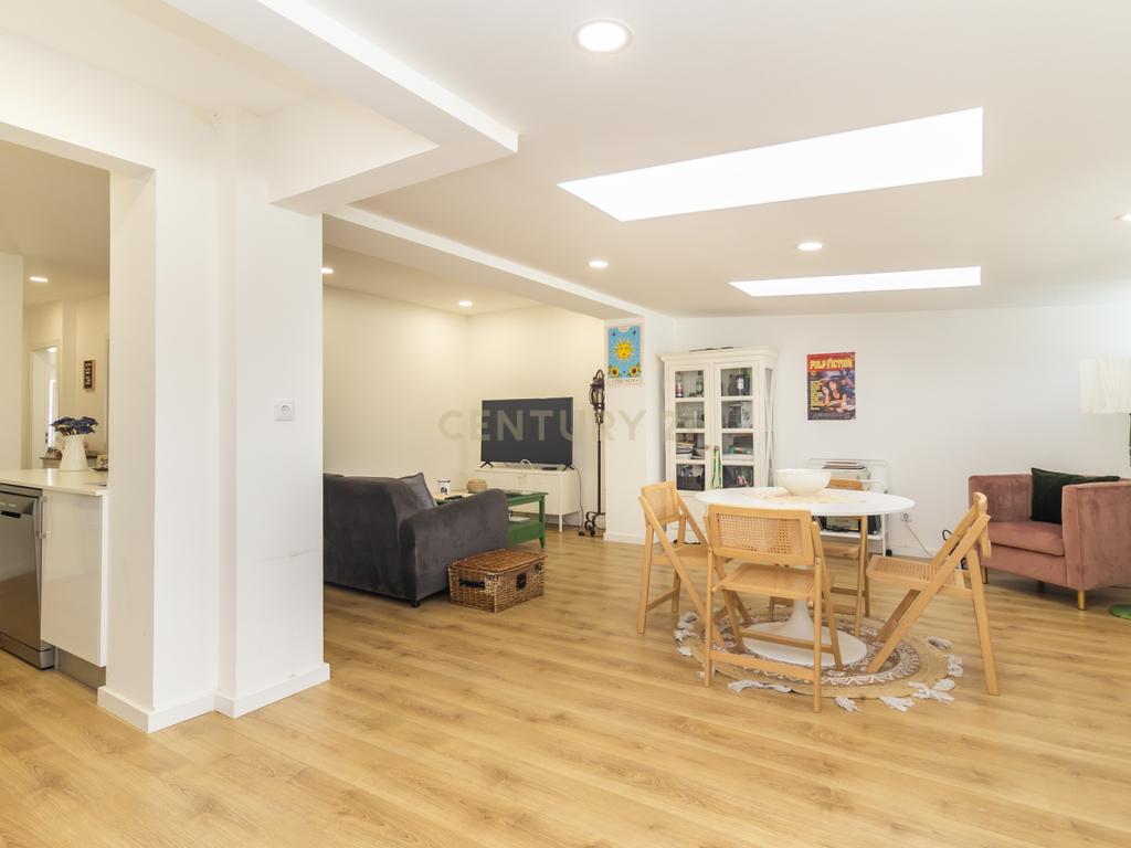 Apartamento T2 com quintal e estacionamento para morar ou investir! - Image 7
