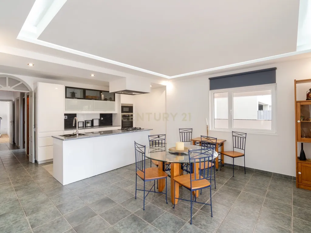 Moradia T5 com amplas áreas, jacuzzi e vista rio - Ferragudo - Image 17