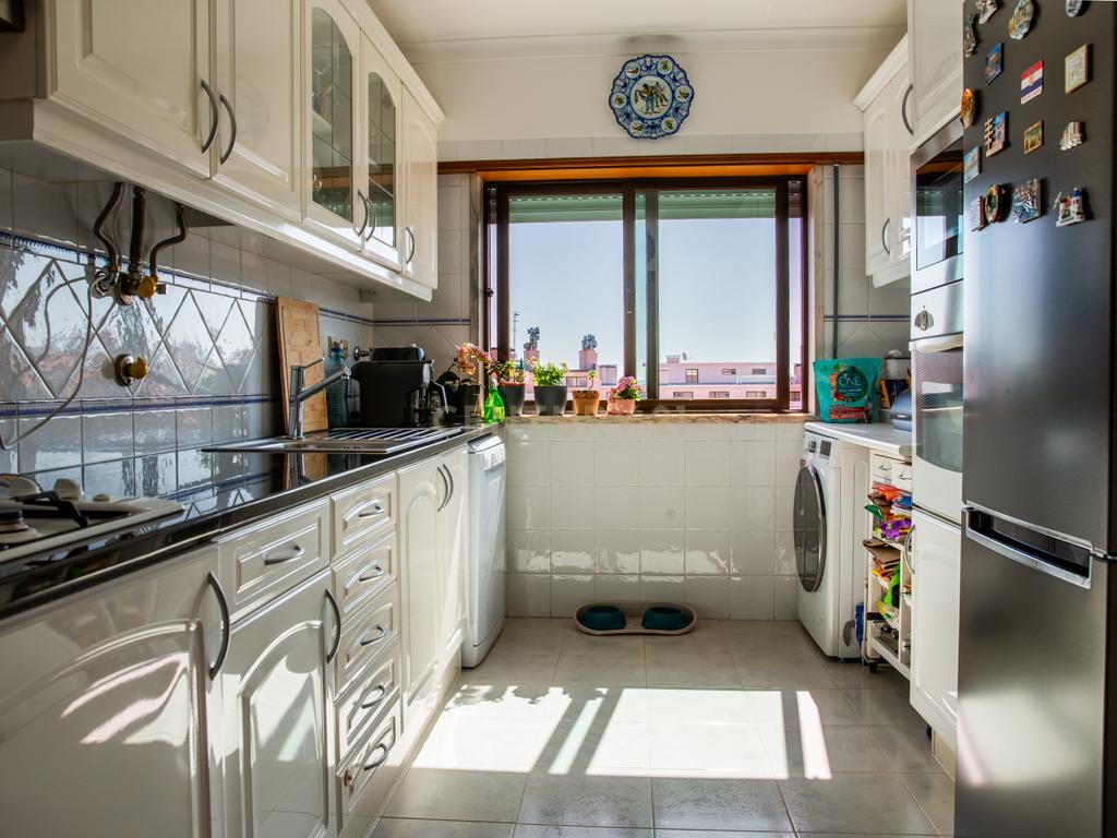 Vende-se T2 S.Marcos c/ arrecadação e vista panorâmica - Image 3