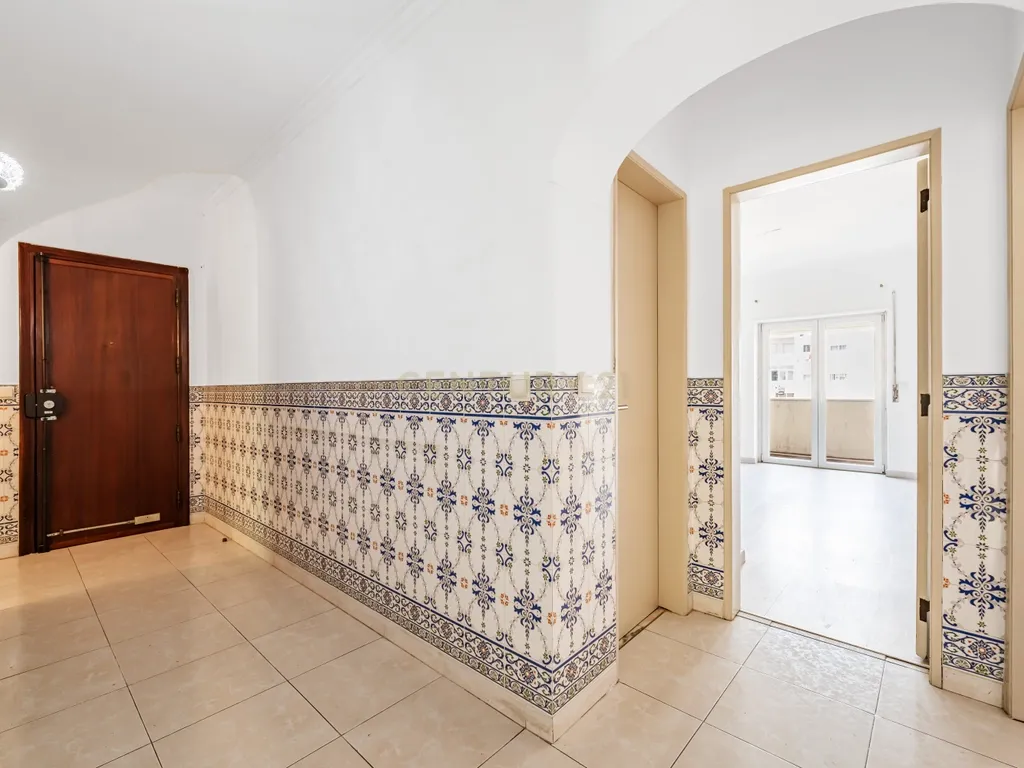 Apartamento T3 com Excelente Localização em Agualva-Cacém - Image 3