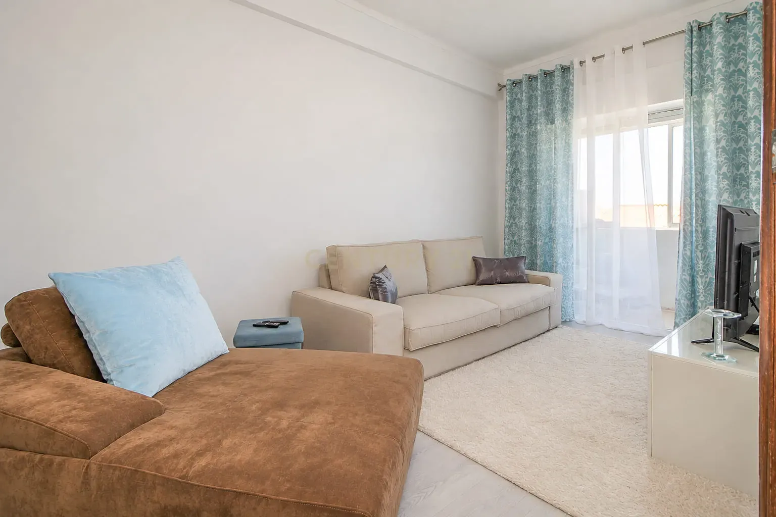 Fotografia 3 de Apartamento T2 semi-renovado com 2 marquises e muita luminosidade no Bairro Afonso Costa | Praceta Dom Paio Peres Correia, Setúbal