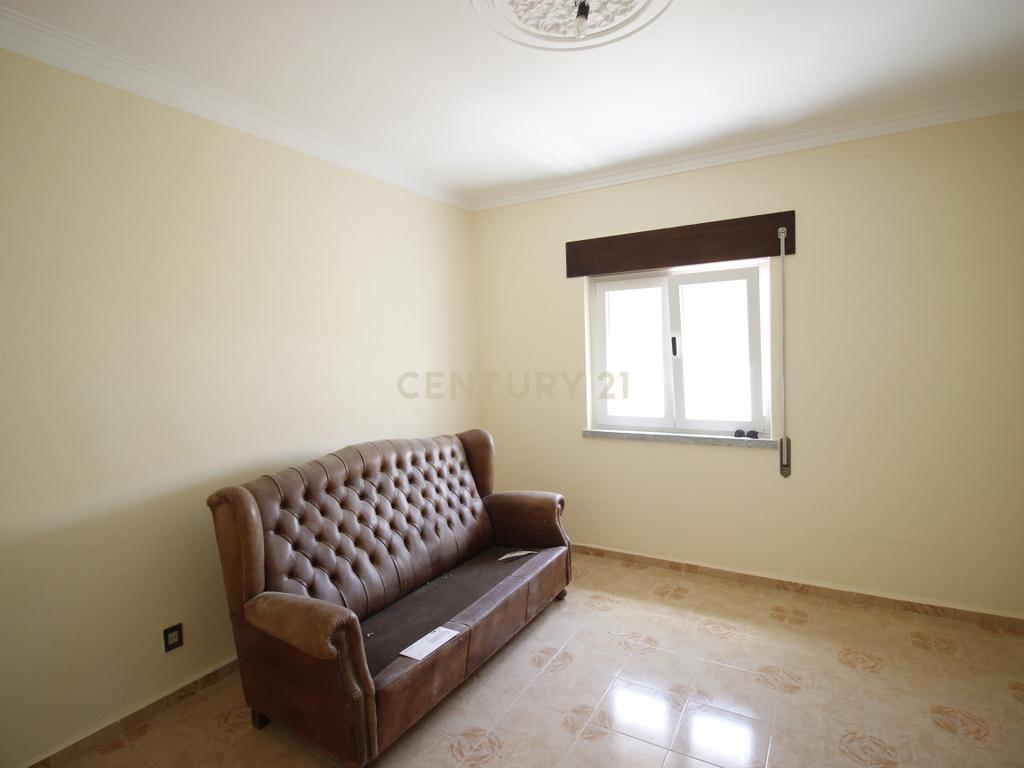 Casa Renovada com 3 Quartos e Garagem em Vendas Novas para arrendamento - Image 12