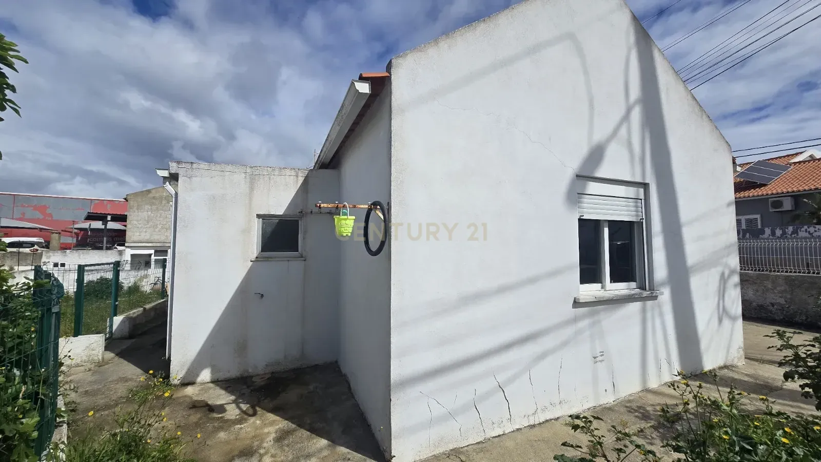Moradia Térrea em ponta de banda sem licença no centro da Charneca Caparica - Image 5