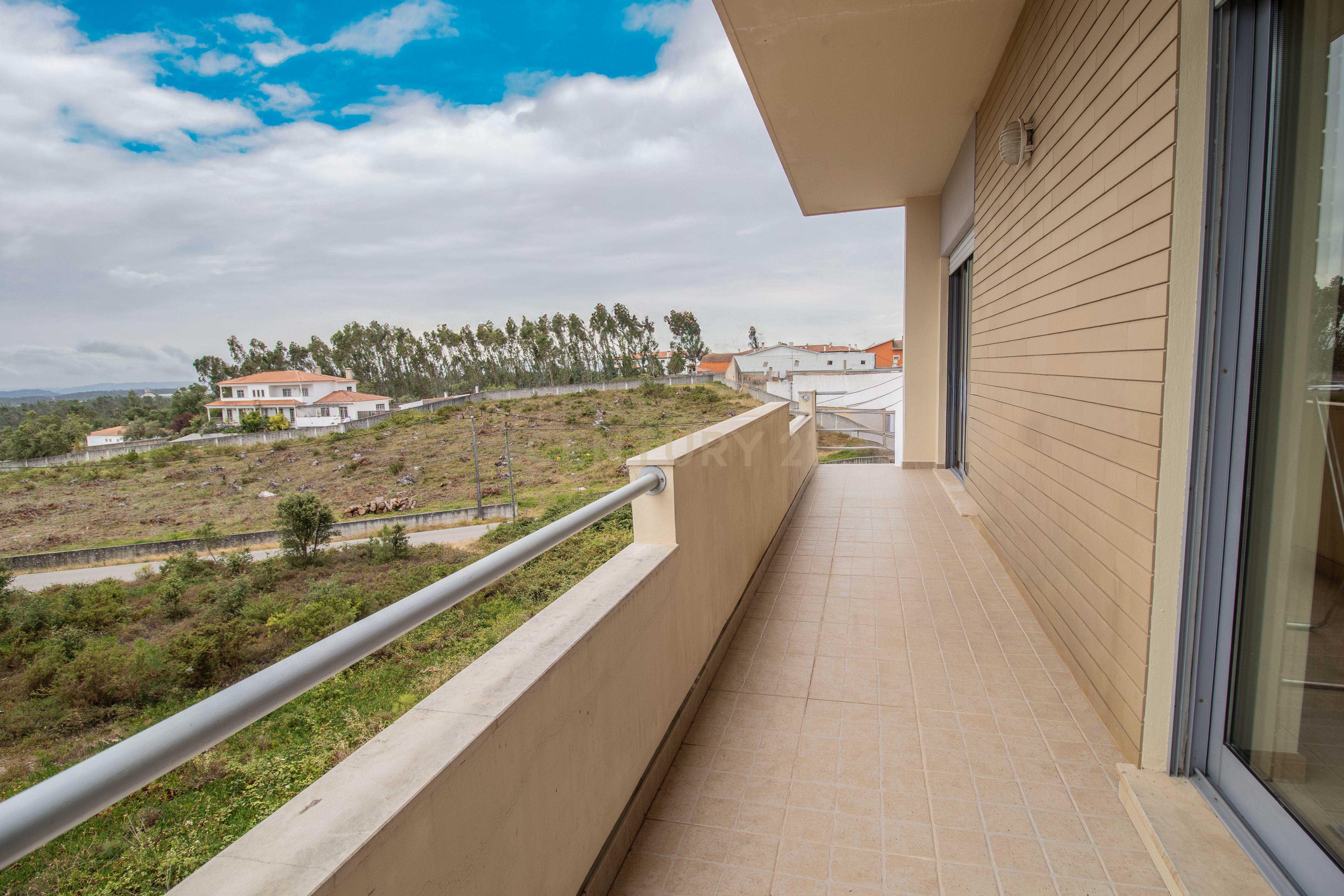 Fotografia 10 de T4 Duplex em Pataias com 181 m², garagem, arrumo e excelente luminosidade