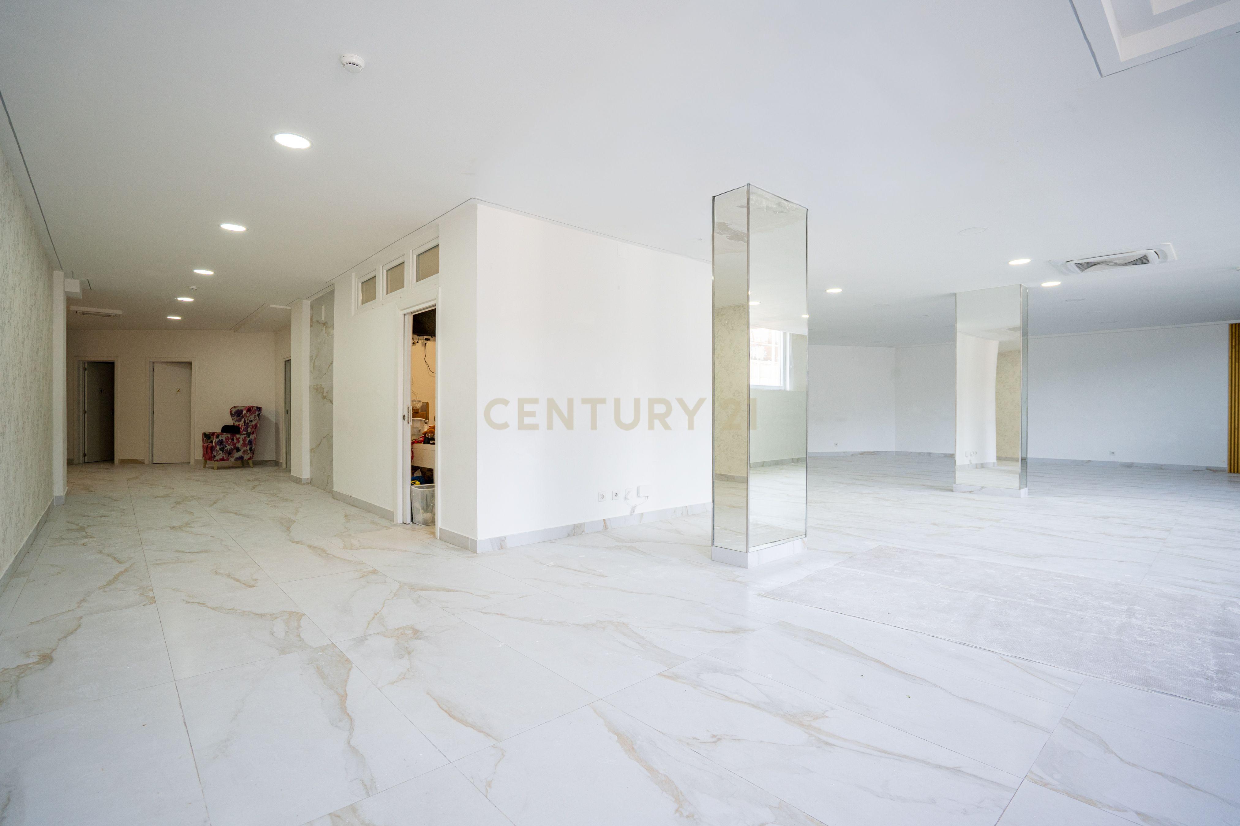 Fotografia 2 de Loja - Armazém para Comércio remodelada na Amadora, Venteira