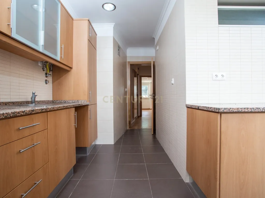 Apartamento T2 ,com suite, perto do metro do alto dos moinhos - Image 11