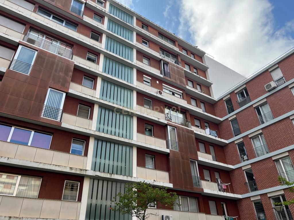 Apartamento T3 com vista desafogada e excelente luminosidade em Lumiar - Image 36