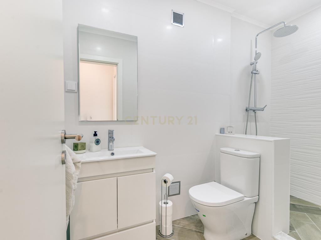 Apartamento T4 com 3 Suites, em zona Prime de Algés - Image 14