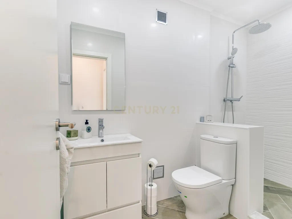 Apartamento T4 com 3 Suites, em zona Prime de Algés - Image 14