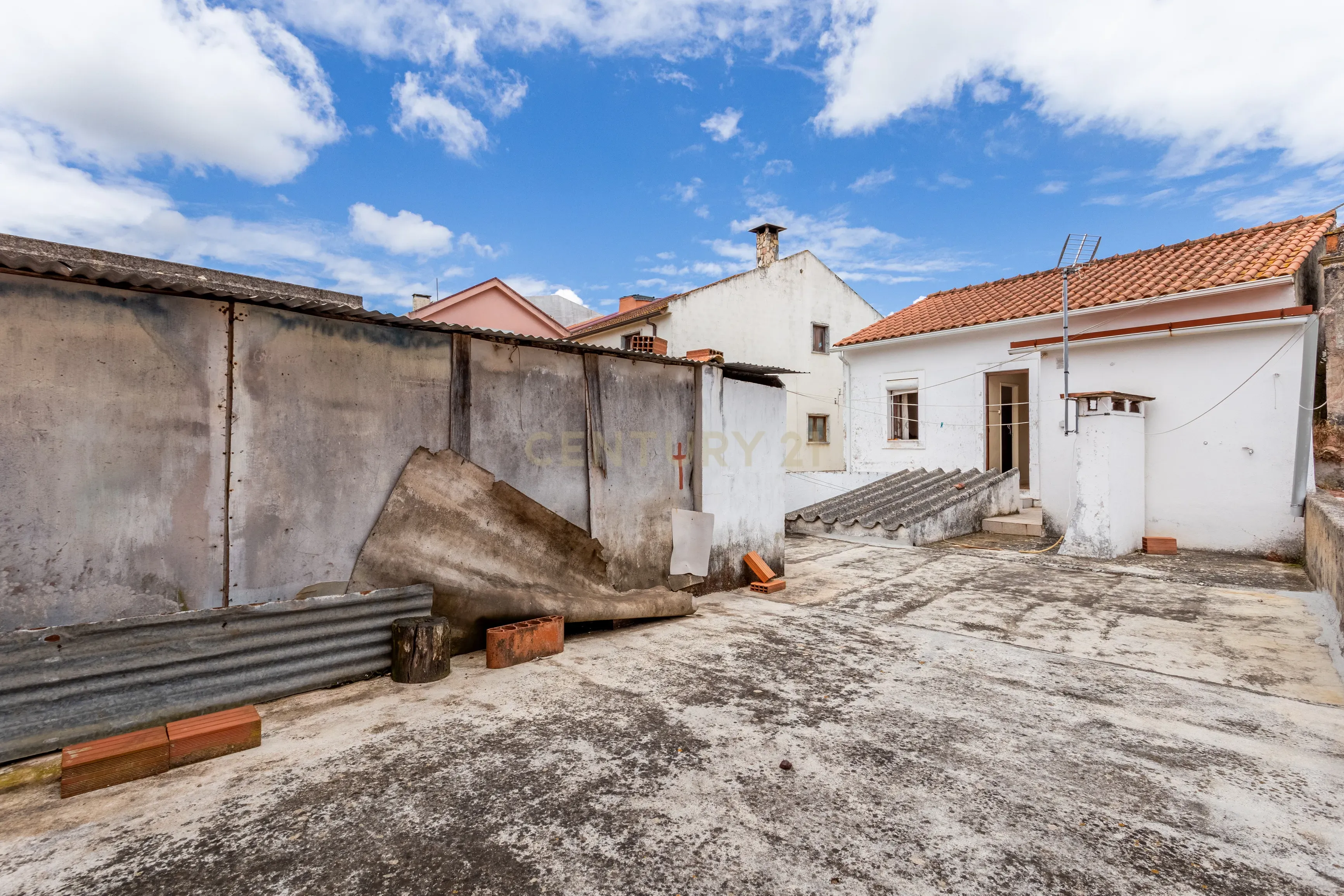 Prédio em Painho, Cadaval, com logradouro e terraço. - Image 8