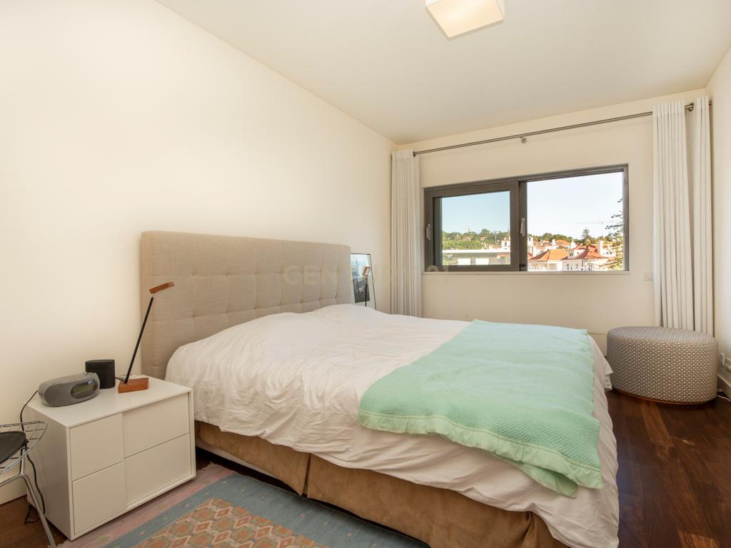 Apartamento T4 duplex em condomínio localizado no centro do Estoril - Image 13