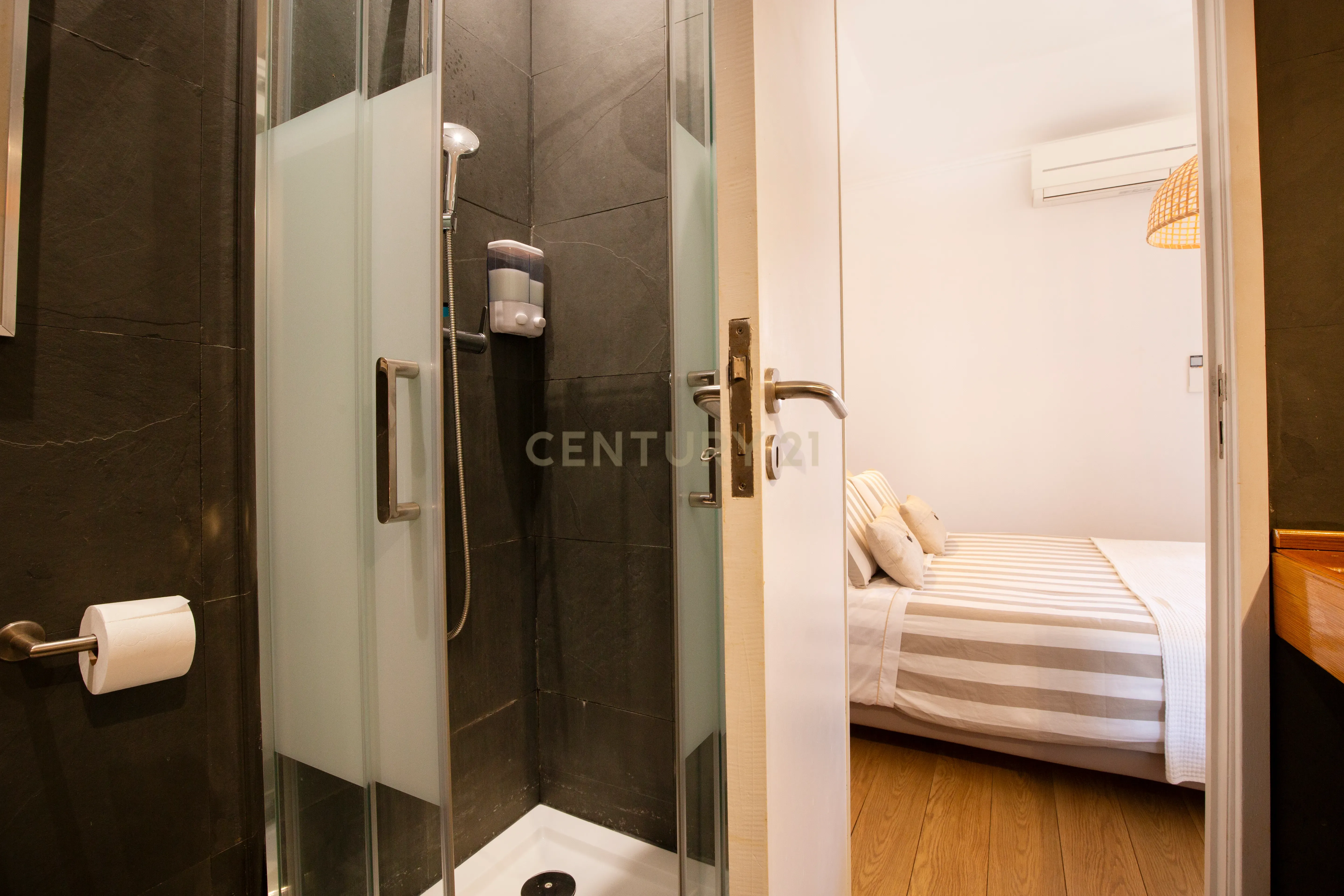 Charmoso Apartamento T1 com Deslumbrantes Vistas Água no Centro de Cascais" - Image 7