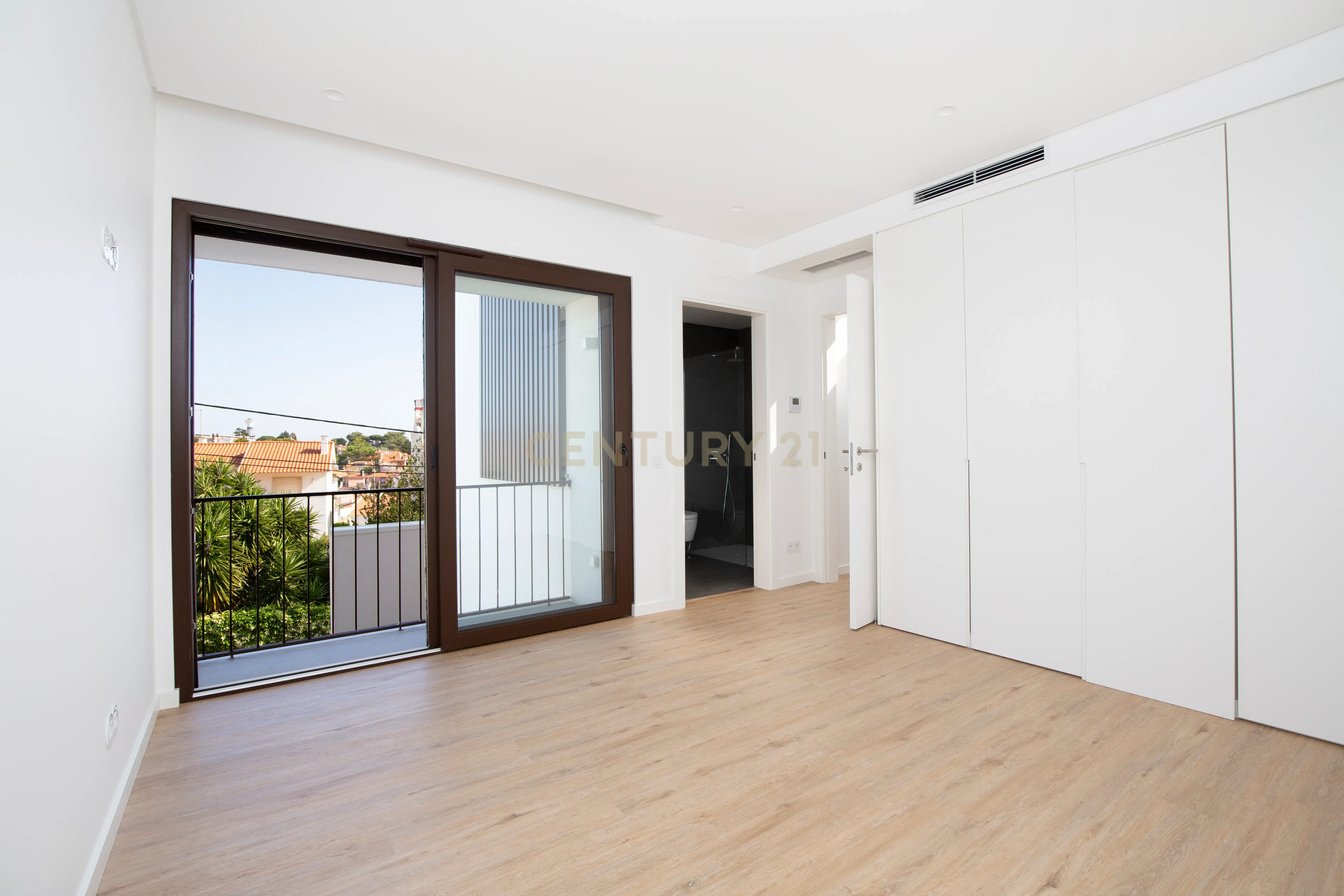 Moradia T3+1 em Murches | Lote 340m² | Piscina | Jardim | Garagem - Image 10