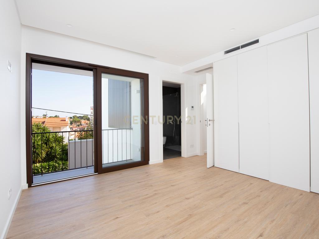 Moradia T3+1 em Murches | Lote 340m² | Piscina | Jardim | Garagem - Image 10