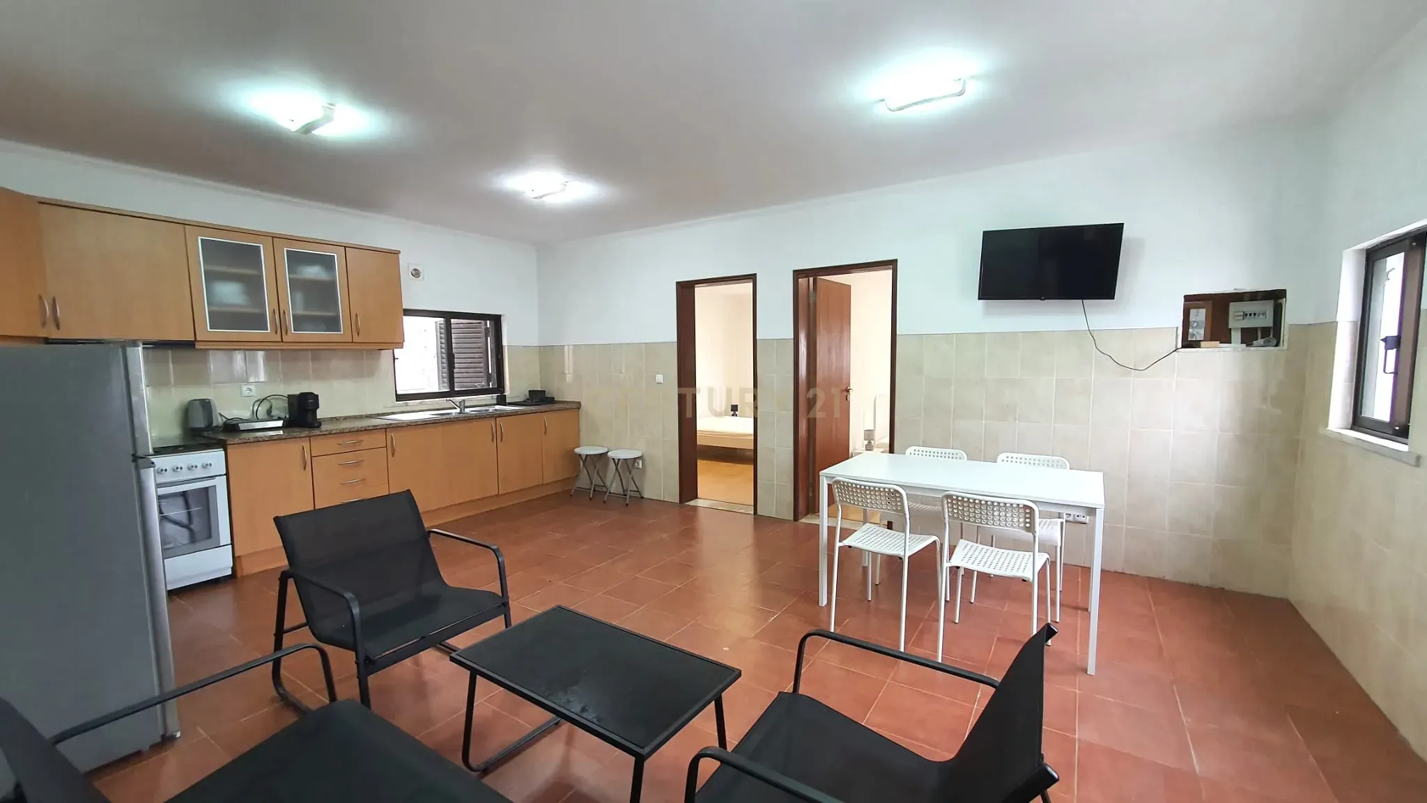 Moradia Térrea nas Quintinhas inserida num lote de 264m2 - Charneca Caparica - Image 12