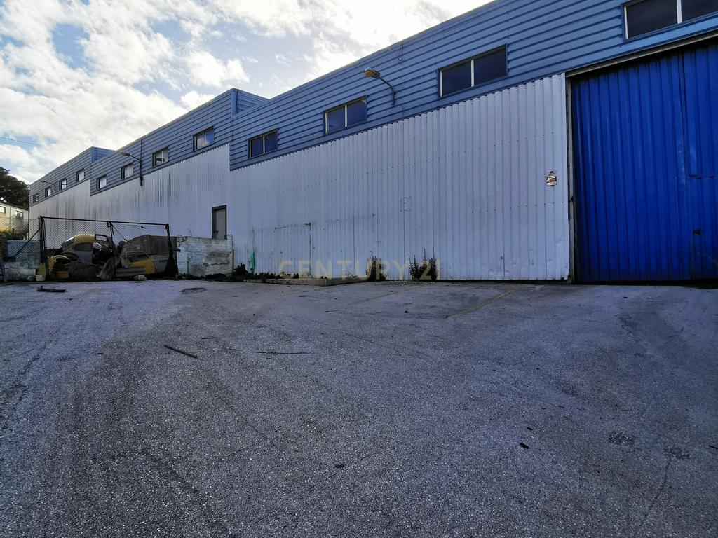 Armazém para venda no Carregado, com rendimento - Image 1