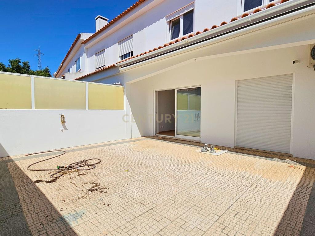 Moradia T4 em Oeiras para arrendar com garagem e terraço - Image 15