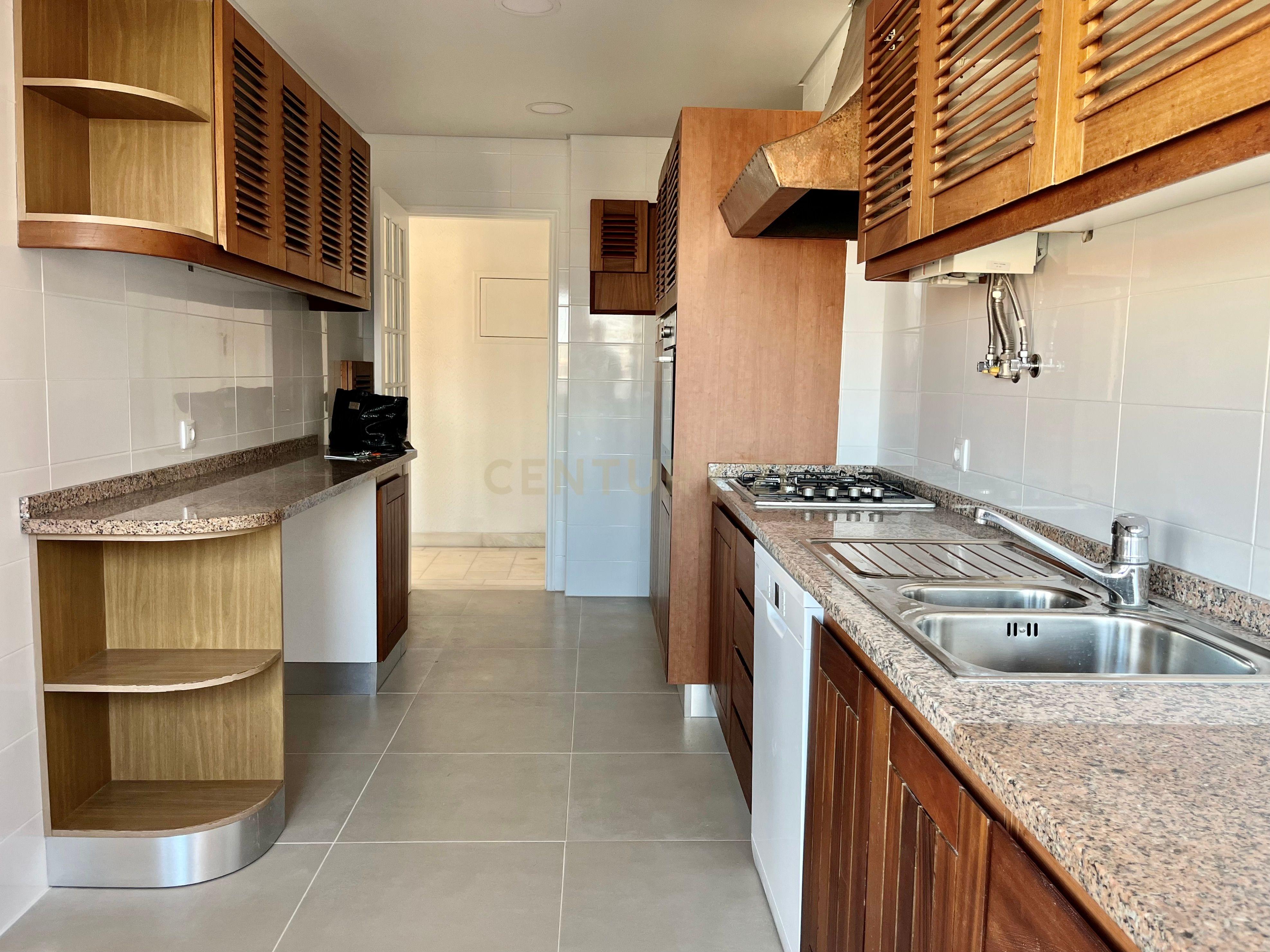 🏡 Arrenda-se Apartamento T4 em Alvalade – Remodelado | Com Garagem + 1 Estacionamento 🚗 - Image 14