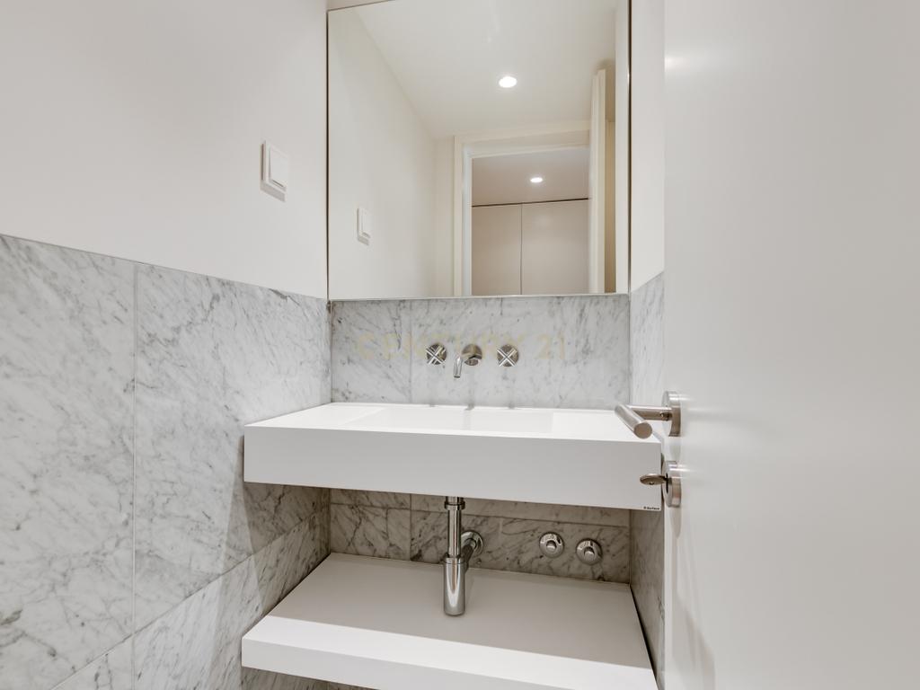 Apartamento T2+1 inserido no emblemático Edifício "Alegria 25". - Image 17