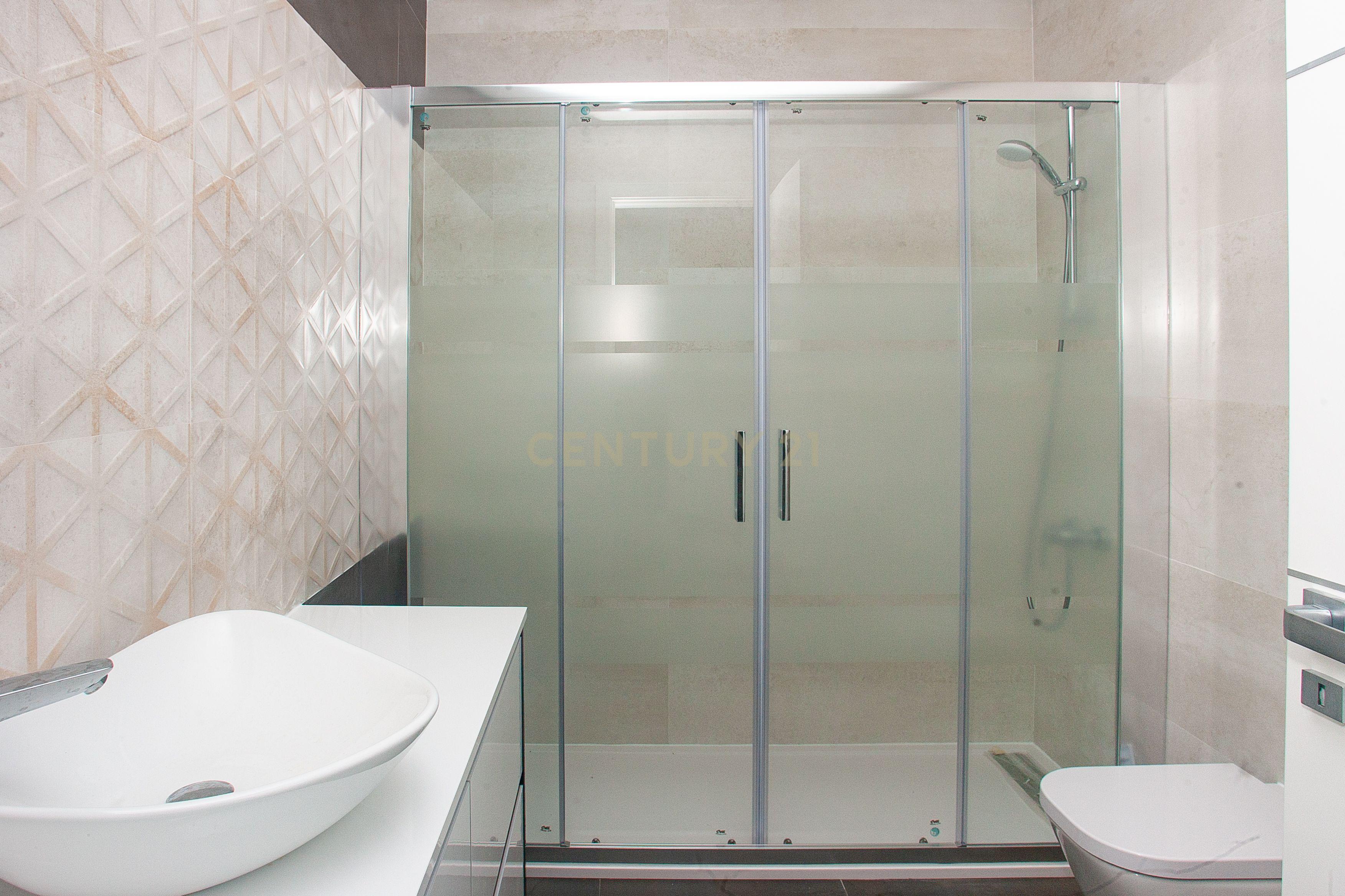 MORADIA T5 + 3 EM FAMÕES, COM PISCINA, JARDIM E BOX PARA 4 CARROS - Image 13