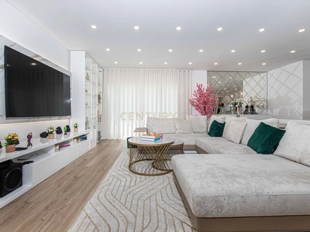 Apartamento Collection | T3 Premium Semi-Novo, Totalmente Mobilado, com Terraço Exclusivo e Box para 3 Viaturas - Image 10