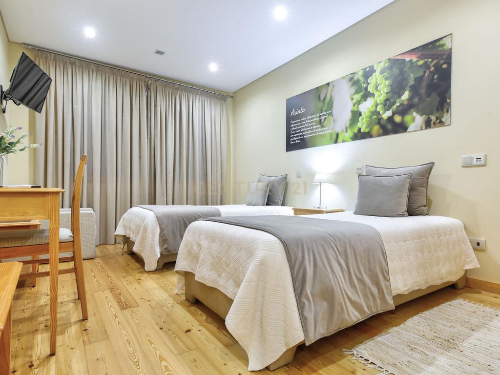 Propriedade T8 com Jardins, Lago e Potencial Alojamento - Localização Premium - Image 33