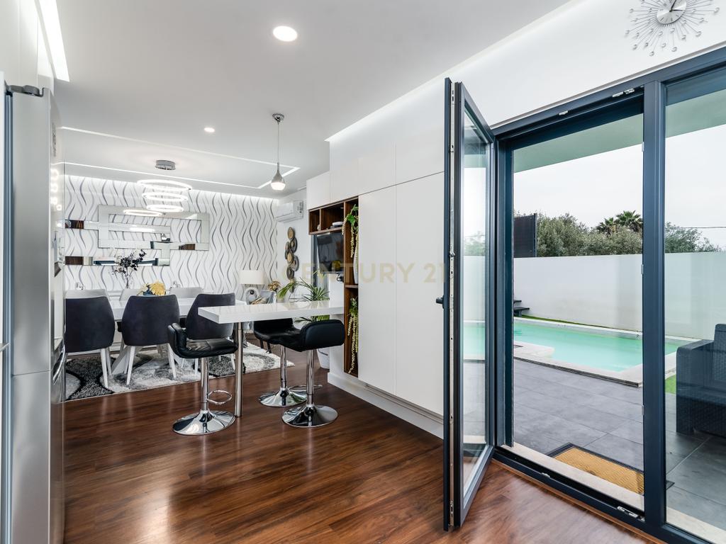 Luxuosa Moradia T3 com Vista Panorâmica em Loures, Lisboa para investimento! - Image 12