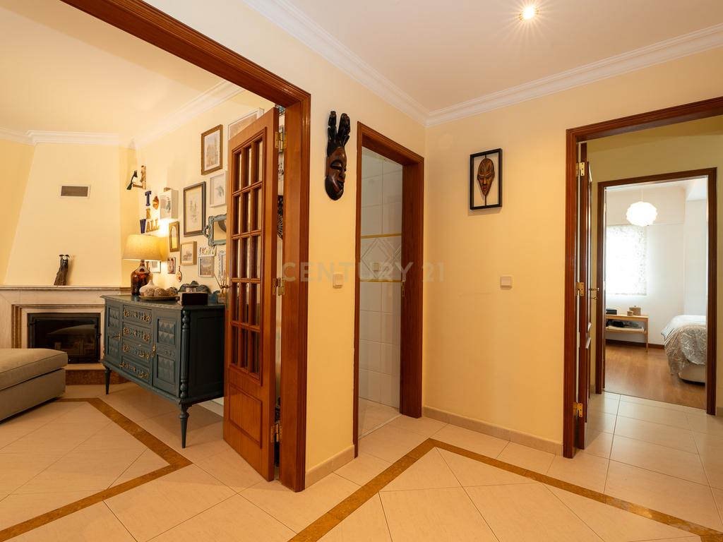 ** ESPECTACULAR APARTAMENTO NO CENTRO DE MAFRA, COM PARQUEAMENTO ** - Image 3