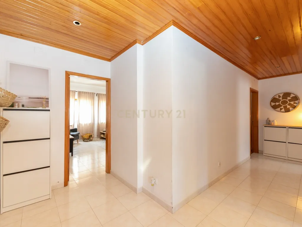 T2 Vila Nova de Caparica (Casalinho da Rosa) com 2 wcs e arrecadação - Image 7