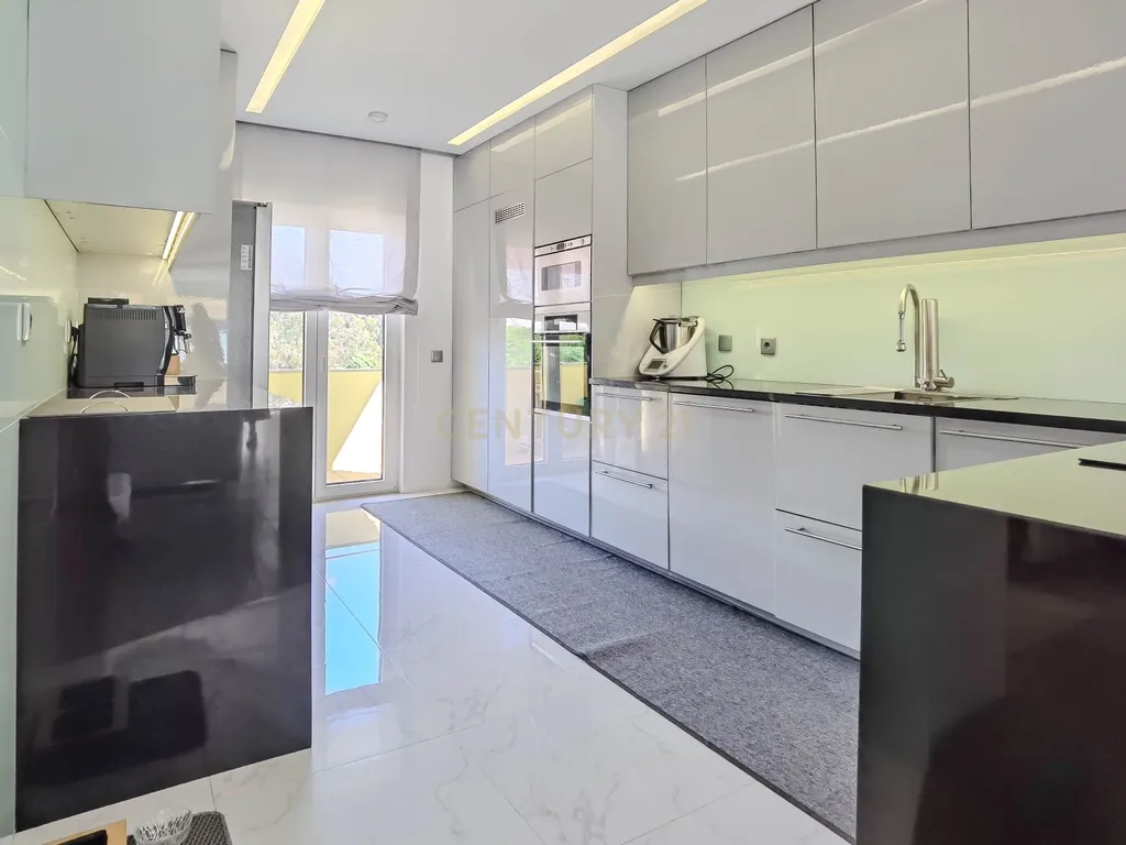 Luxuosa Moradia T3 em Gondomar com Vista Panorâmica e Piscina - Image 14